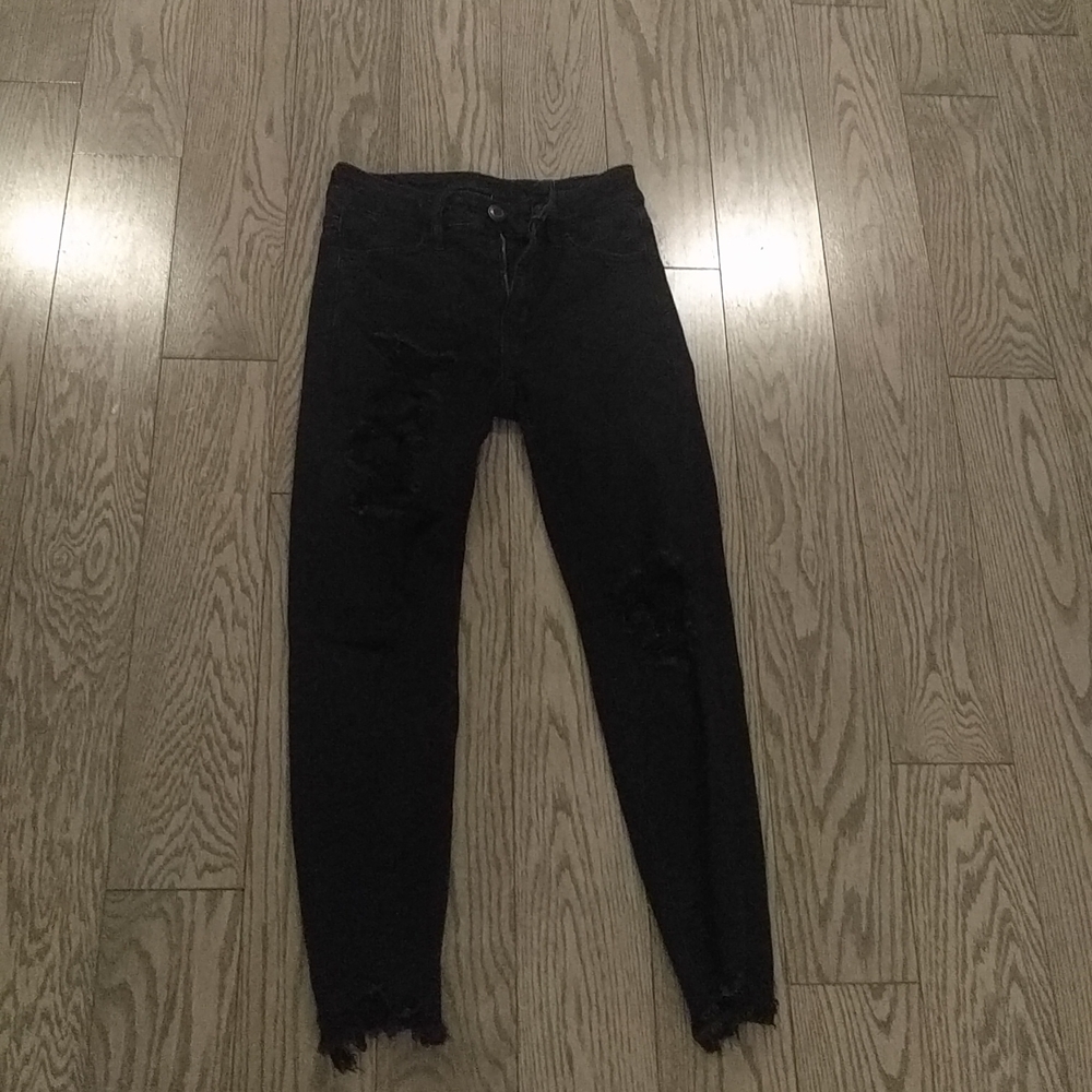 American Eagle Outfitters ripped jeans 🌼